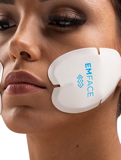 J7cnwOYA Woman with EmFace applicator